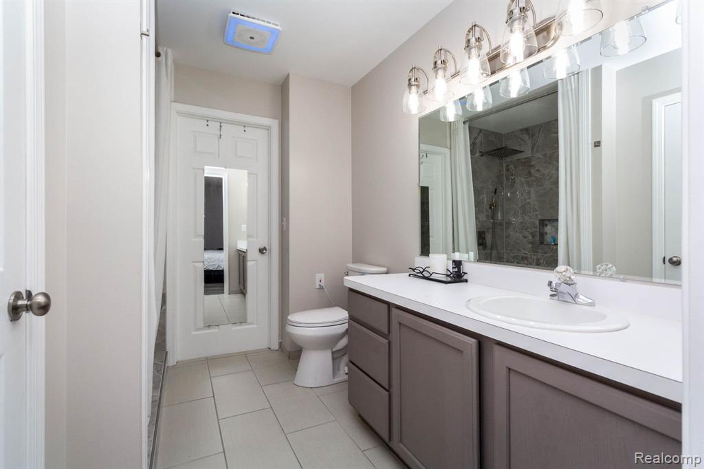 6075 Davison Road, Burton, MI 48509 — Photo 11