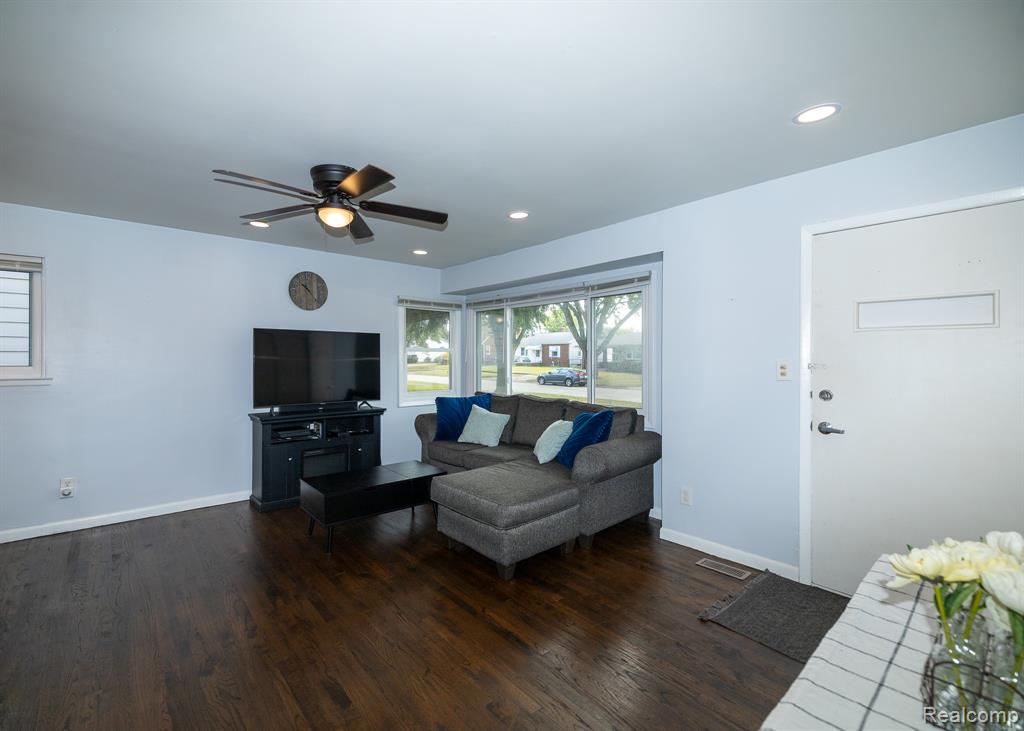 853 E Lincoln Avenue, Madison Heights, MI 48071 — Photo 4