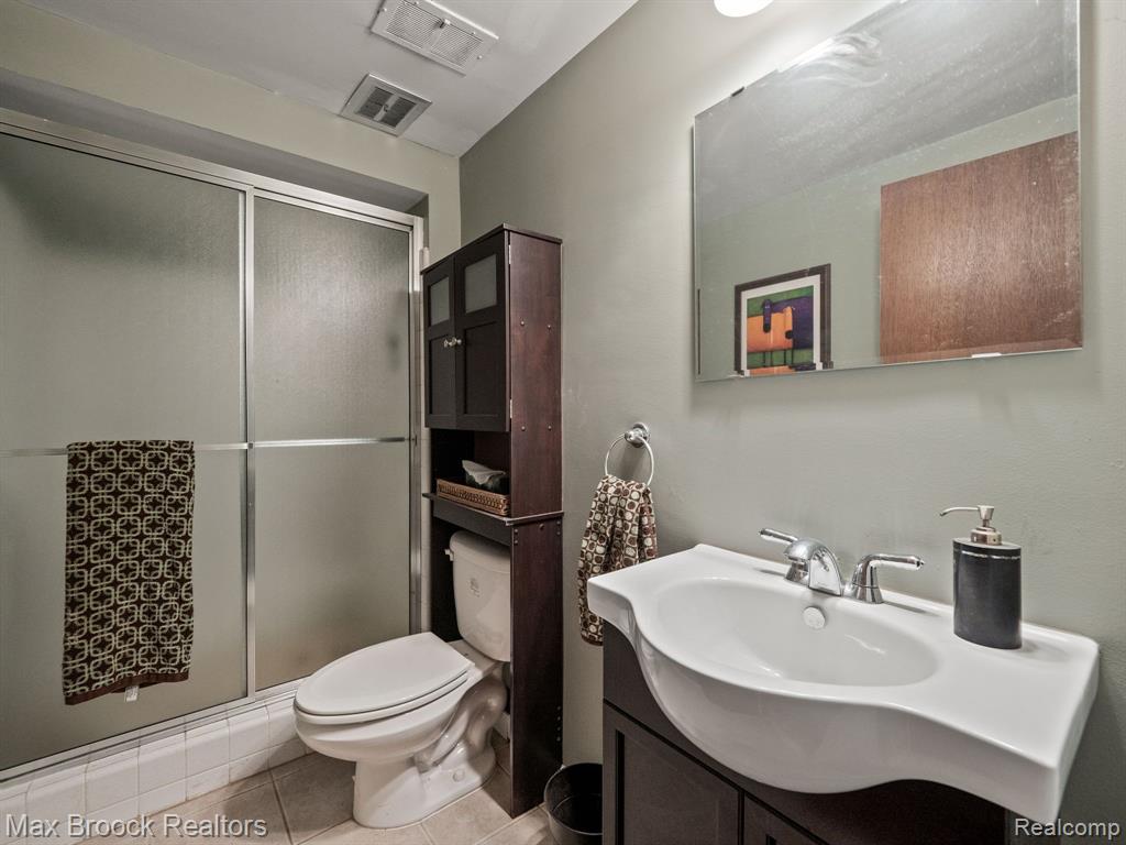 6570 CASTLE Drive, Bloomfield Hills, MI 48301 — Photo 44