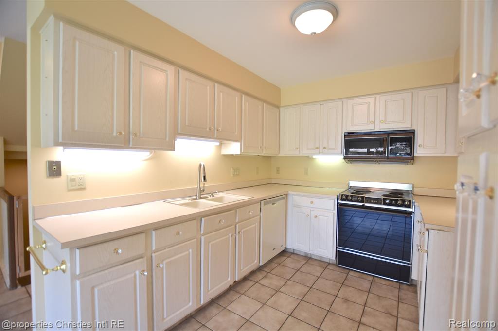 1752 S HILL Boulevard, Bloomfield Hills, MI 48304 — Photo 10