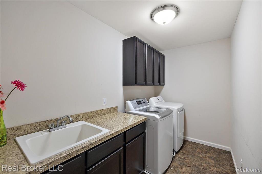 5633 GOLF POINTE Drive, Clarkston, MI 48348 — Photo 58
