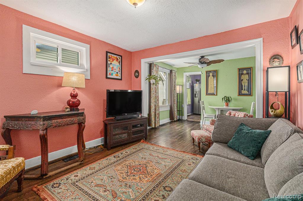 967 E Coy Avenue, Hazel Park, MI 48030 — Photo 2