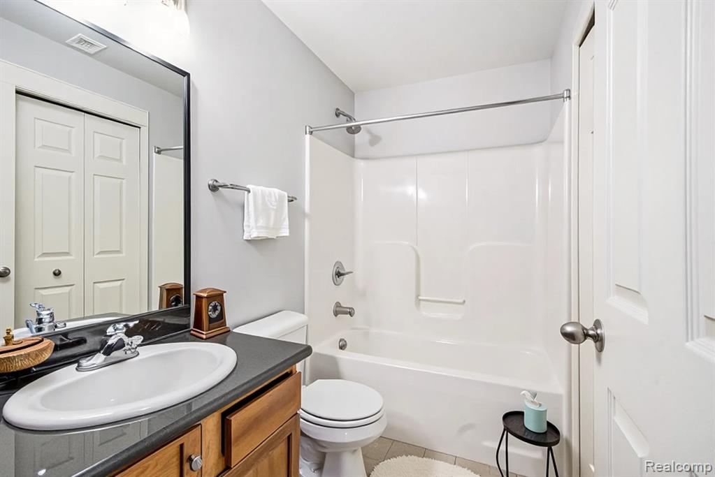 226 W OAKBROOK Drive, Ann Arbor, MI 48103 — Photo 26