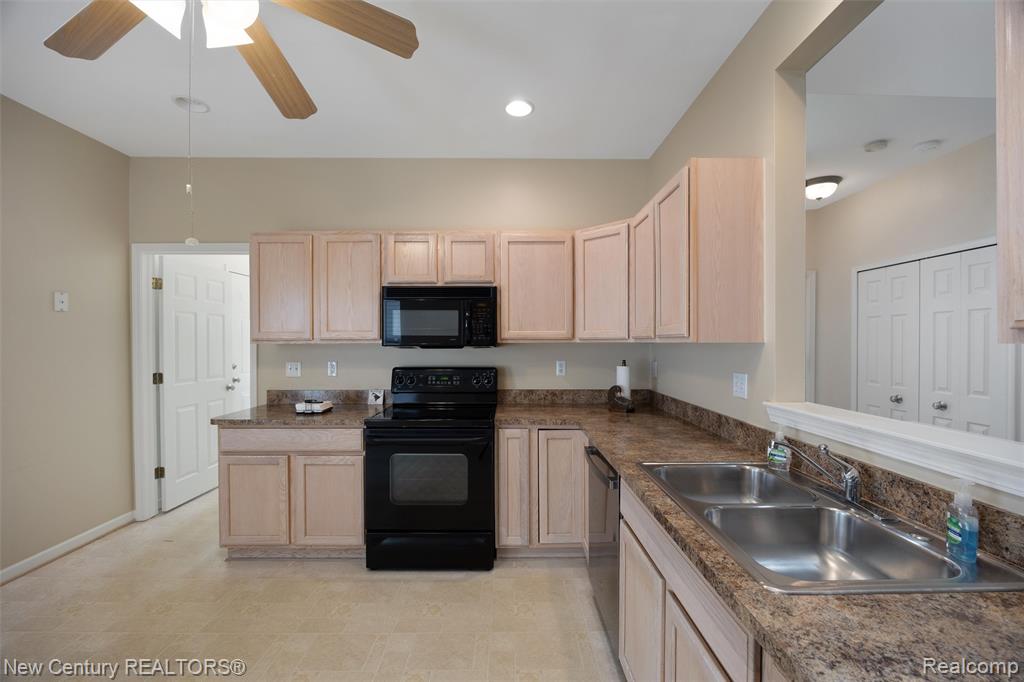 3561 Grove Lane, Auburn Hills, MI 48326 — Photo 21