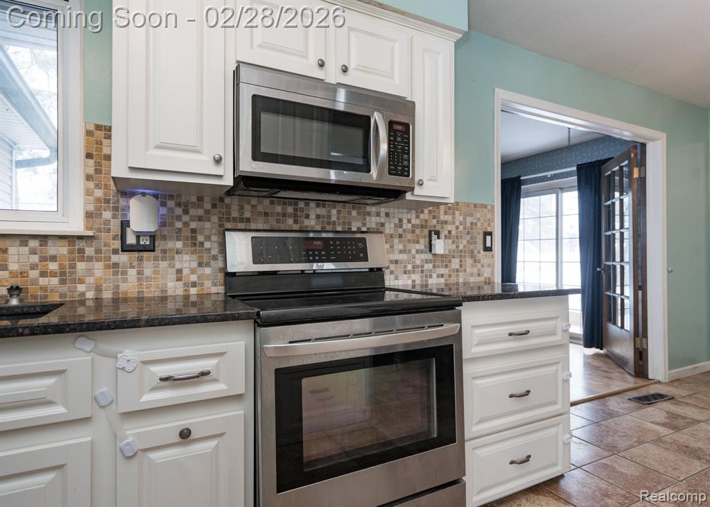 5737 Shetland Way, Waterford, MI 48327 — Photo 11