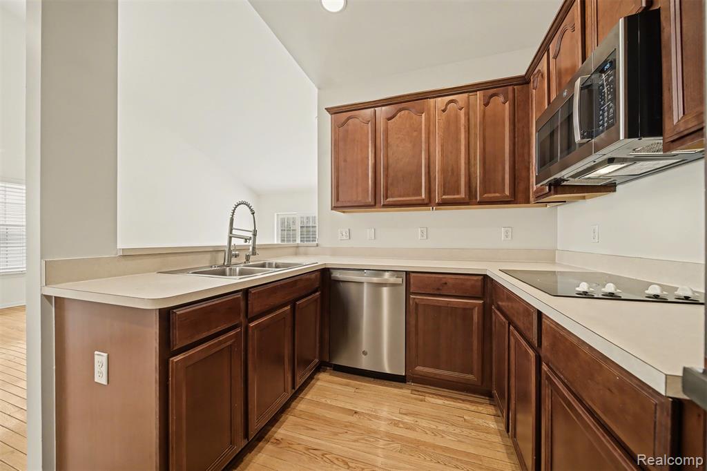 638 W Bluff Court, 31, Rochester Hills, MI 48307 — Photo 10