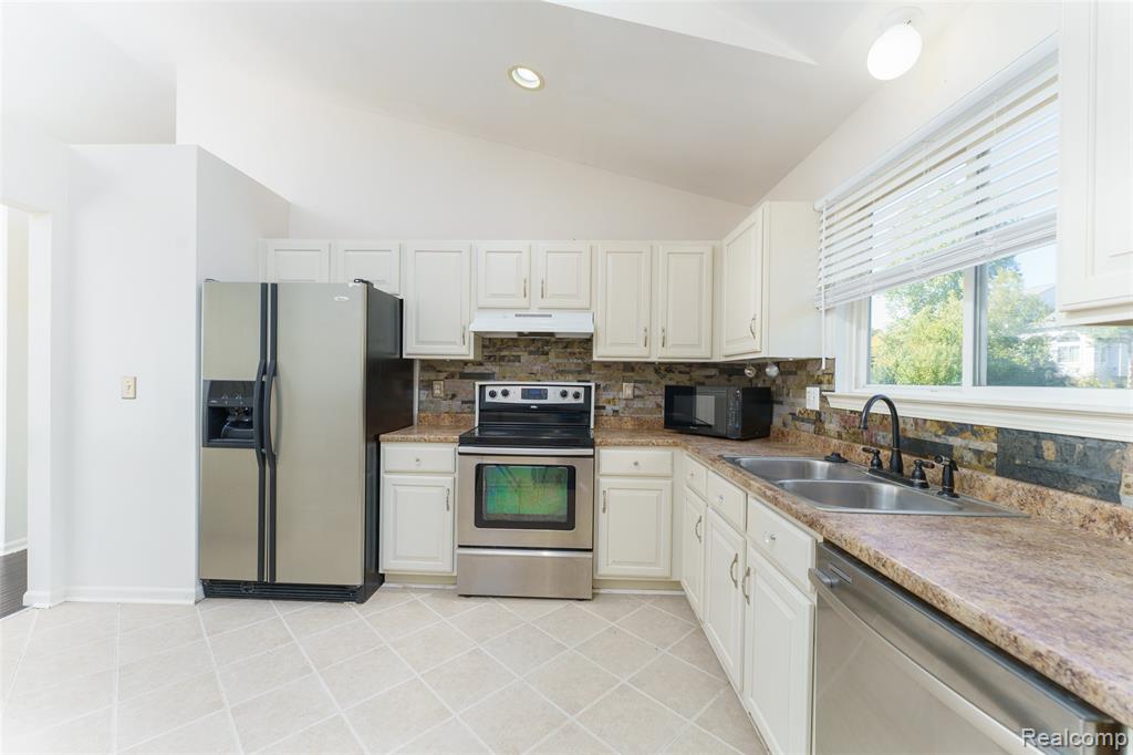 3307 Pond Ridge Drive, Holly, MI 48442 — Photo 11