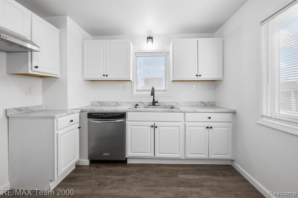 6446 CALHOUN Street, Dearborn, MI 48126 — Photo 8
