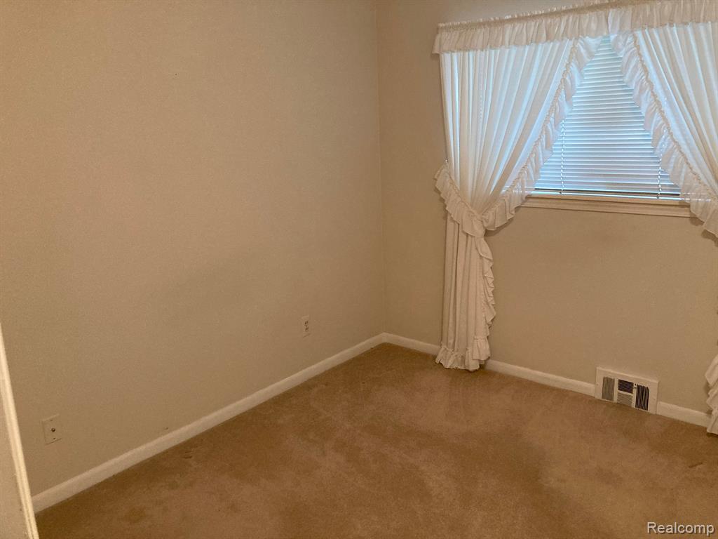 53377 DRYDEN Street, Shelby Twp, MI 48316 — Photo 17