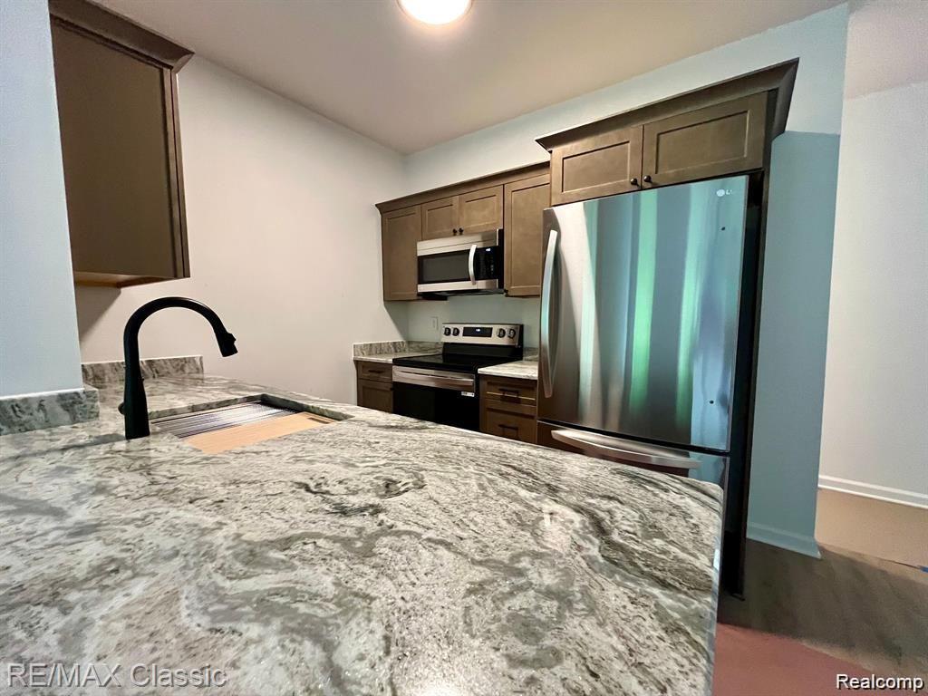 612 Pointe Drive, Walled Lake, MI 48390 — Photo 6