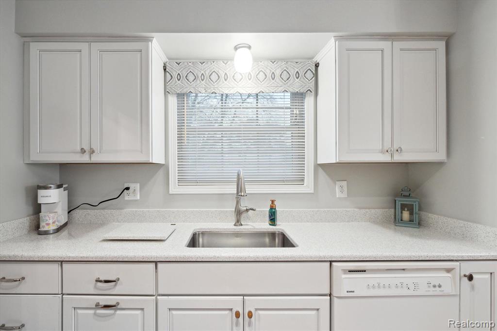 24834 Olde Orchard Street, Novi, MI — Photo 10