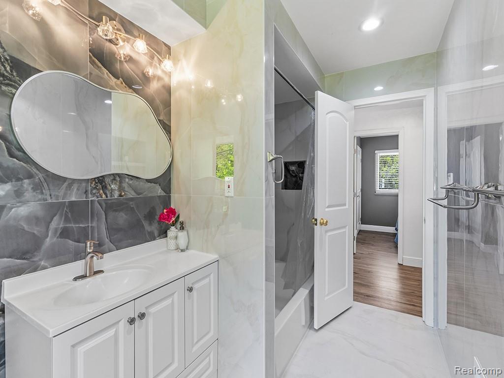 17361 W OUTER Drive, Dearborn Heights, MI 48127 — Photo 19