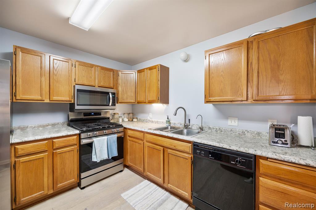 4933 OAK HILL Drive, Waterford, MI 48329 — Photo 13