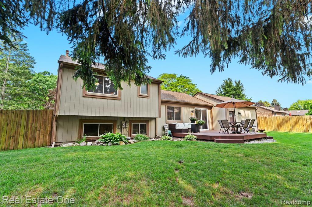 696 Estes Court, Waterford, MI 48327 — Photo 27