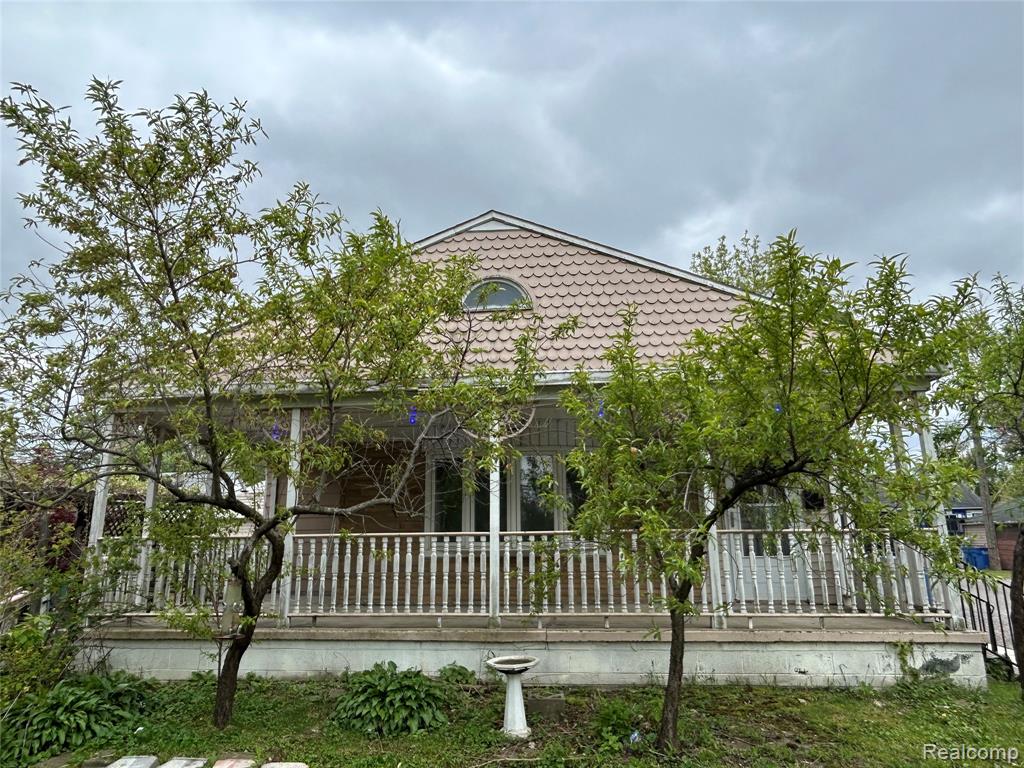 7004 Orchard Avenue, Warren, MI 48091 — front exterior