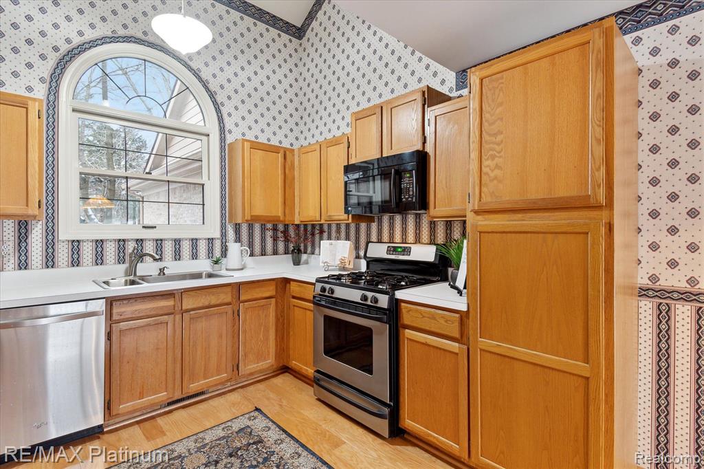 4823 FAIRWAYS Drive, Brighton, MI 48116 — Photo 12
