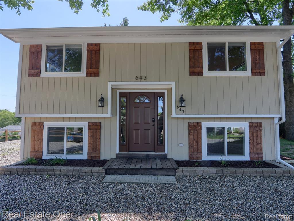 643 DETROIT Avenue, Lake Orion, MI 48362 — Photo 2