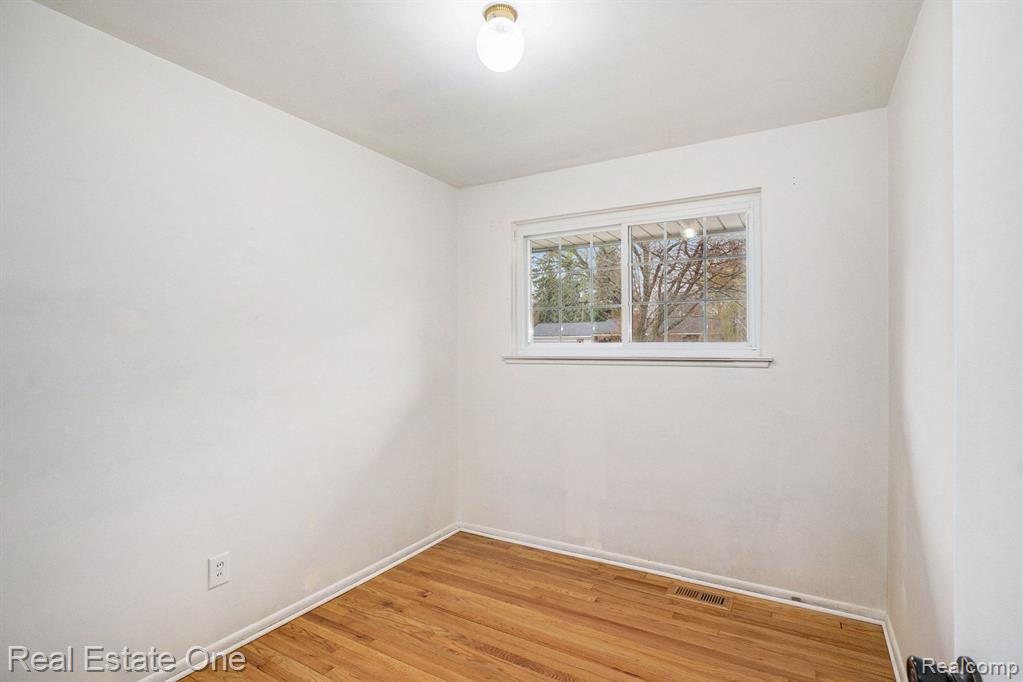 926 BYRON Drive, Milford, MI 48381 — Photo 10