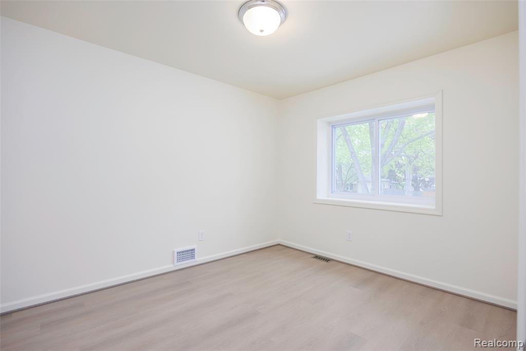 20505 Ridgemont Road, Harper Woods, MI 48225 — Photo 17