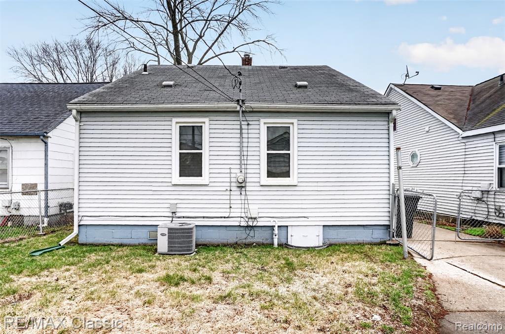 27359 Brettonwoods Street, Madison Heights, MI 48071 — Photo 24