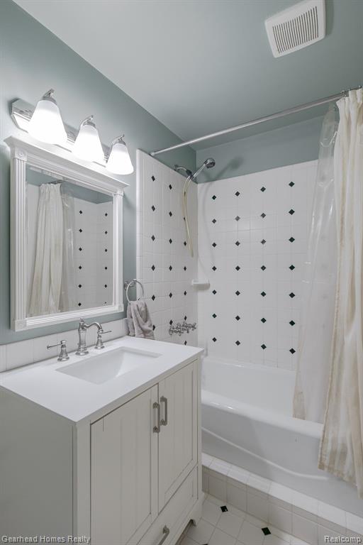 6296 Elizabeth Lake Road, Waterford, MI 48327 — Photo 35