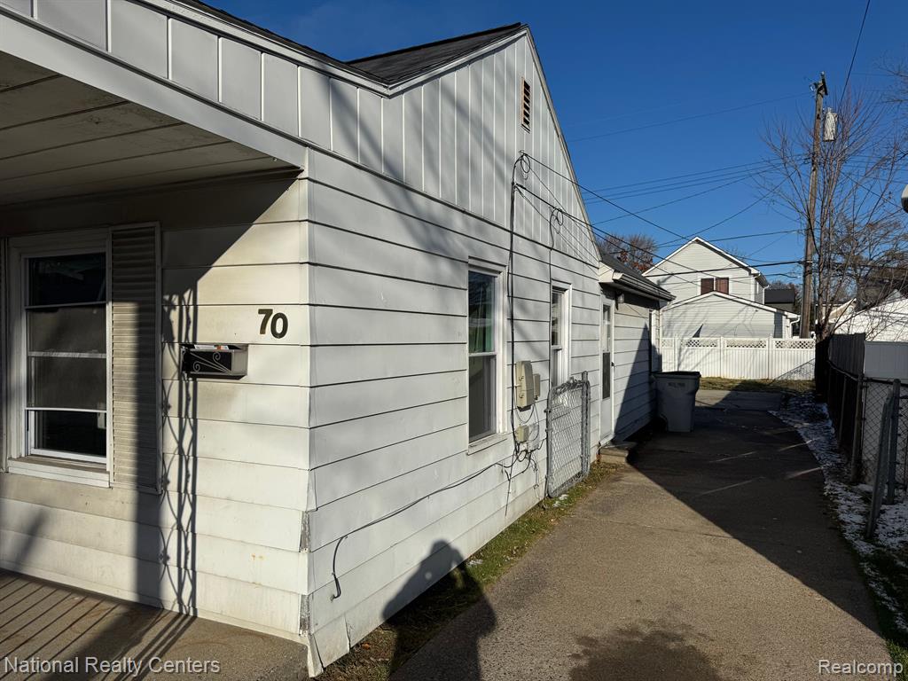 70 W MAPLEDALE Avenue, Hazel Park, MI 48030 — Photo 2