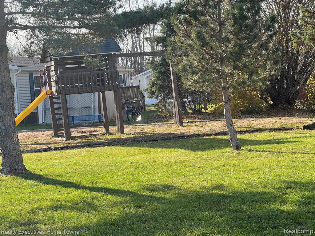 4101 Mapleview Court E, Brown, MI 48428 — Photo 7
