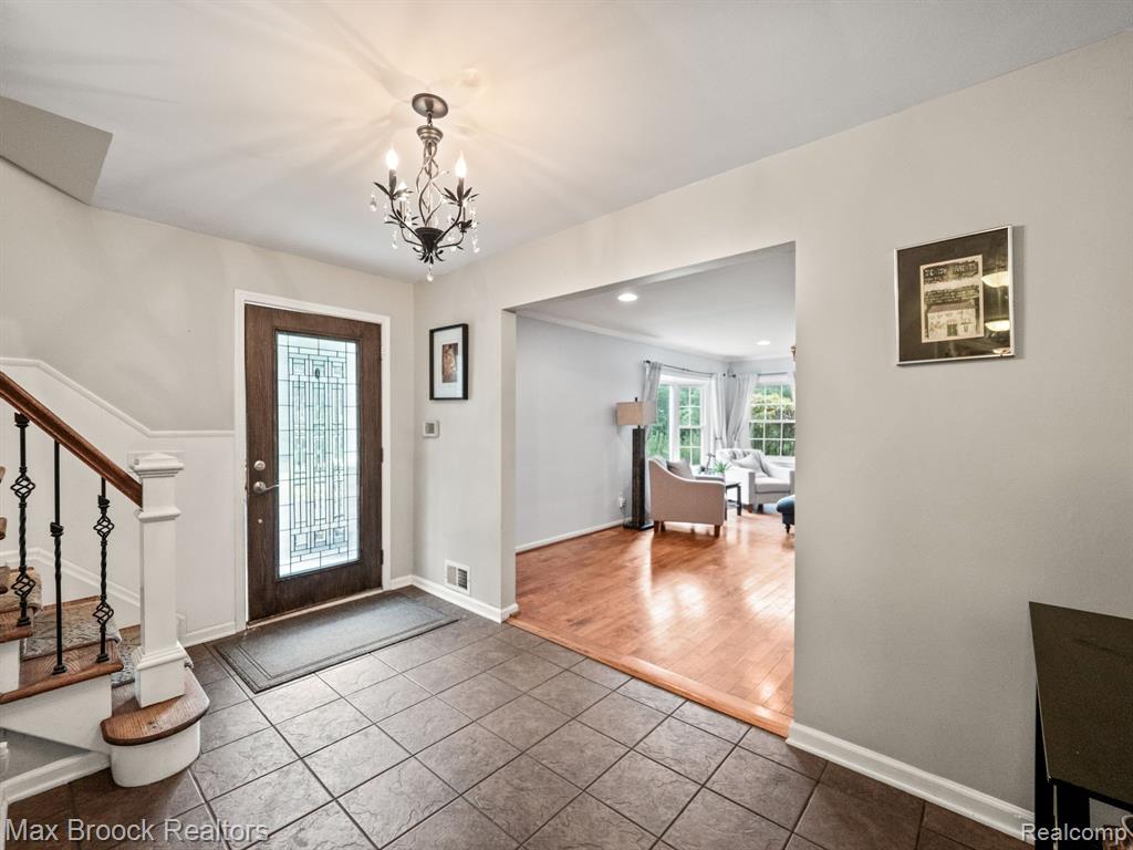 6570 CASTLE Drive, Bloomfield Hills, MI 48301 — Photo 7