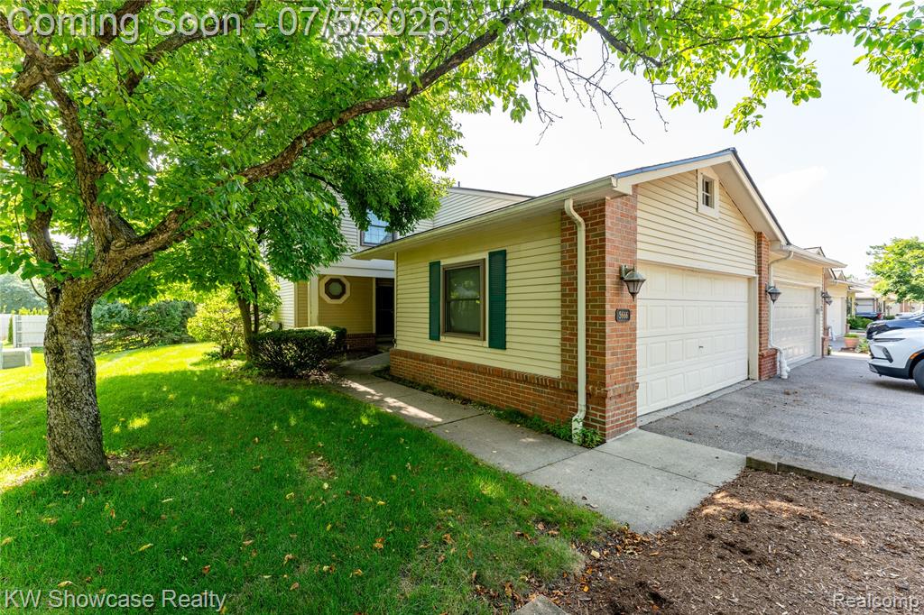 5666 Drake Hollow Drive E, West Bloomfield, MI — front exterior