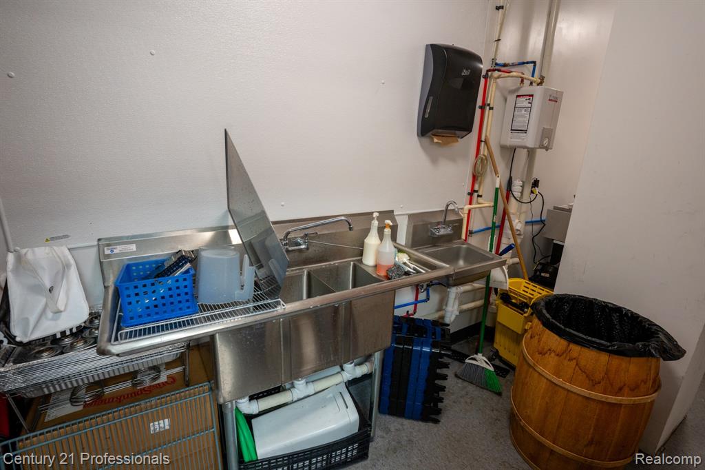 888 W Big Beaver - Troy Eatz Road, 112, Troy, MI 48084 — Photo 28
