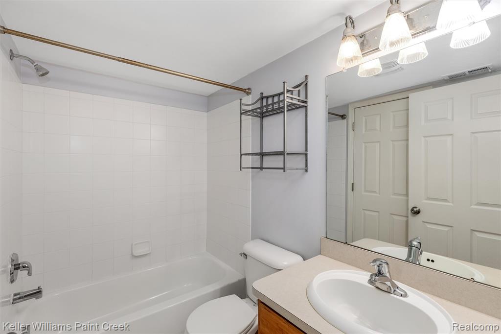 1093 Foxboro, Troy, MI 48083 — Photo 12