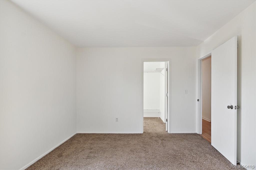 2897 ROUNDTREE Drive, Troy, MI 48083 — Photo 13