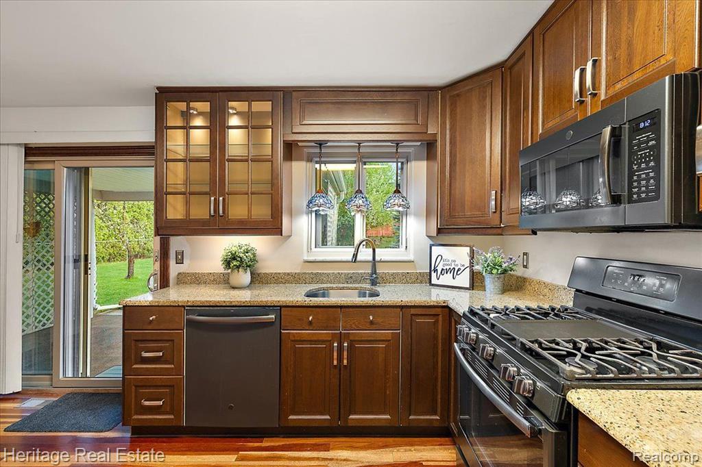 4887 CRESTBROOK Drive, Waterford, MI 48328 — Photo 9
