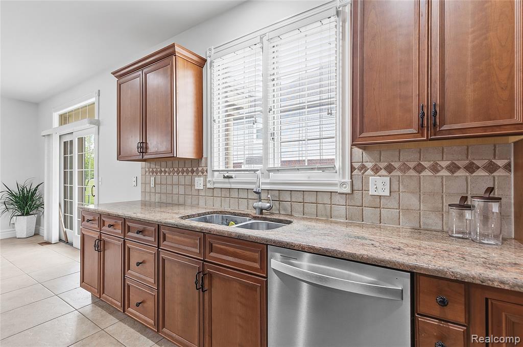 49783 Golden Park Drive, Utica, MI 48315 — Photo 20