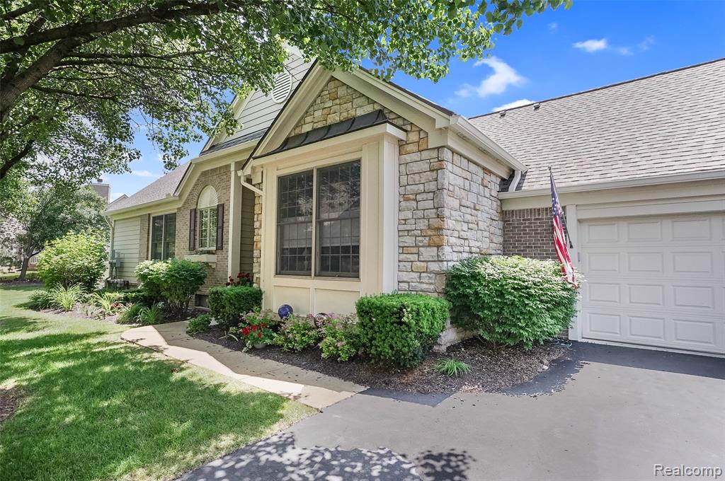 16822 Lochmoor Circle W, Northville, MI 48168 — Photo 2