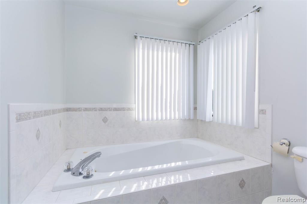 40945 Justin Drive, Sterling Heights, MI 48310 — Photo 23