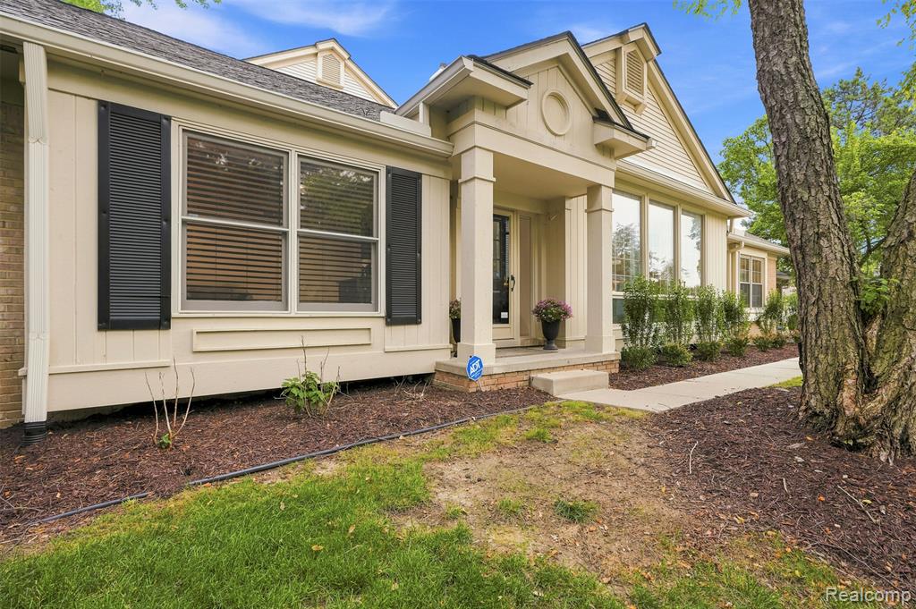 6012 Danbury Court, West Bloomfield, MI — Photo 4