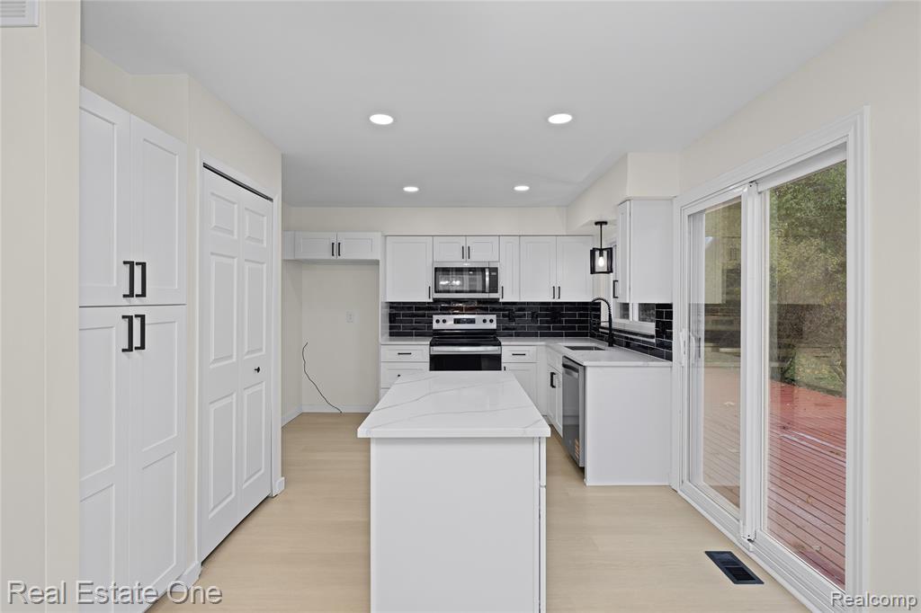 5426 N Piccadilly, West Bloomfield, MI — Photo 19