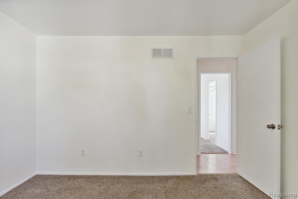 2897 ROUNDTREE Drive, Troy, MI 48083 — Photo 12