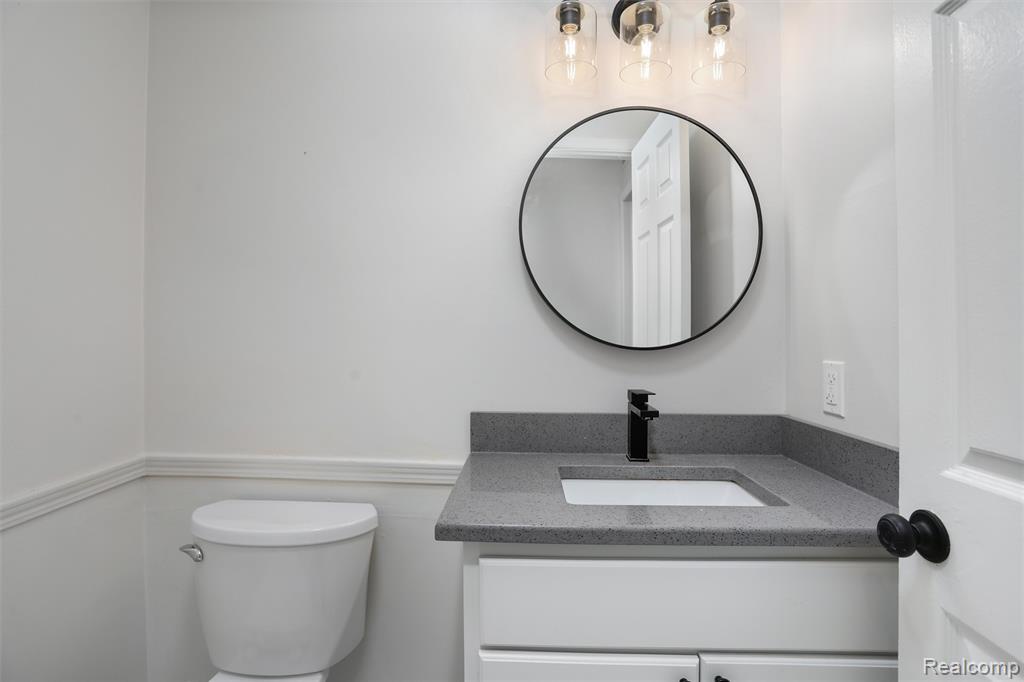 684 Abbey Court, Rochester Hills, MI 48307 — Photo 18