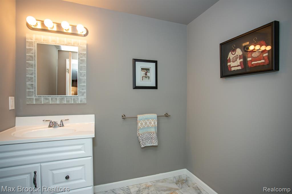 6817 Woodcrest Drive, Troy, MI 48098 — Photo 54