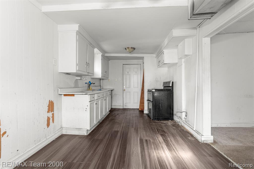 533 E Milton Avenue, Hazel Park, MI 48030 — Photo 9