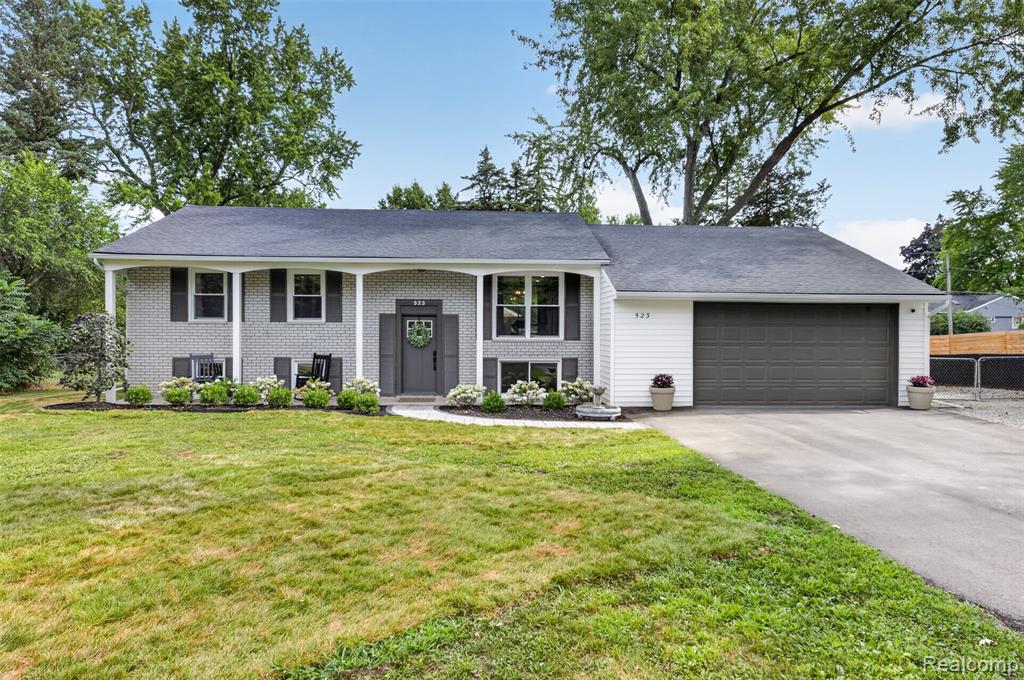 523 Glengary Road, Wolverine Lake, MI 48390