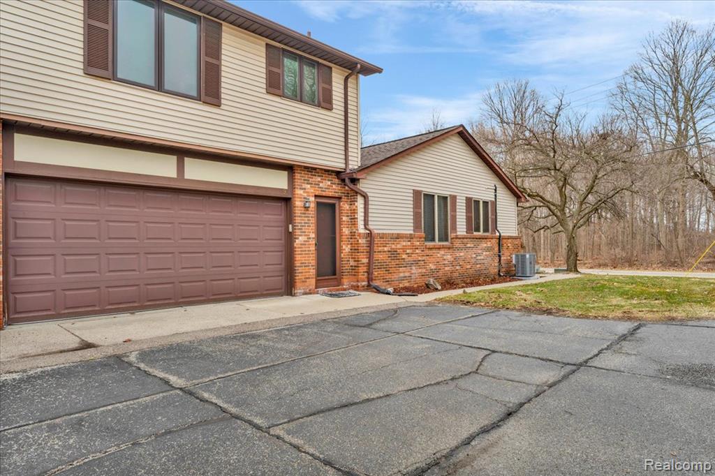 955 Woodlane Drive, 9, Rochester Hills, MI 48307 — Photo 35