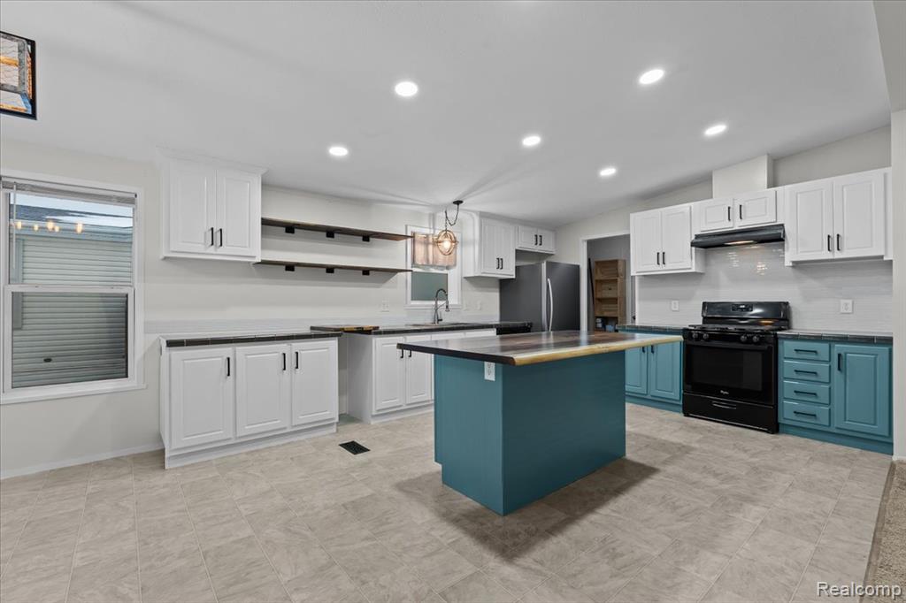 11214 Woodchester Court, South Lyon, MI 48178 — Photo 4