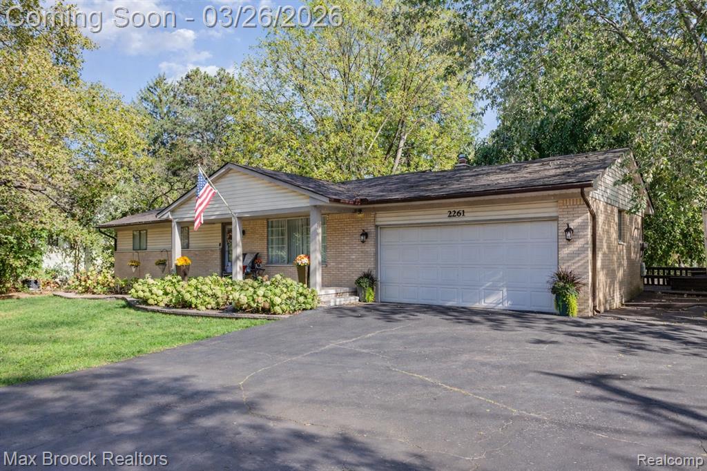 2261 Avondale Street, Sylvan Lake, MI 48320 — Photo 2