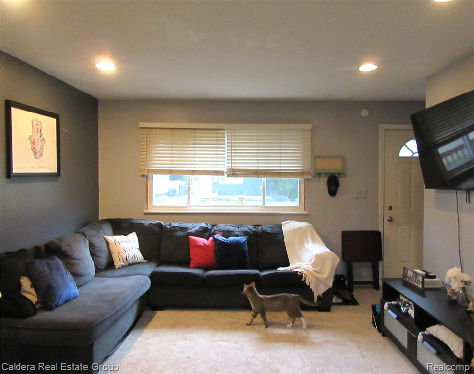 933 E Dallas Avenue, Madison Heights, MI 48071 — Photo 2