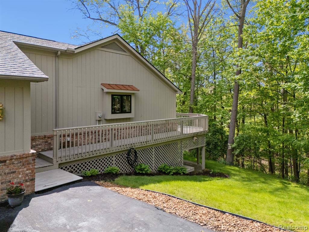 2484 PINE HOLLOW Trail, Brighton, MI 48114 — Photo 37