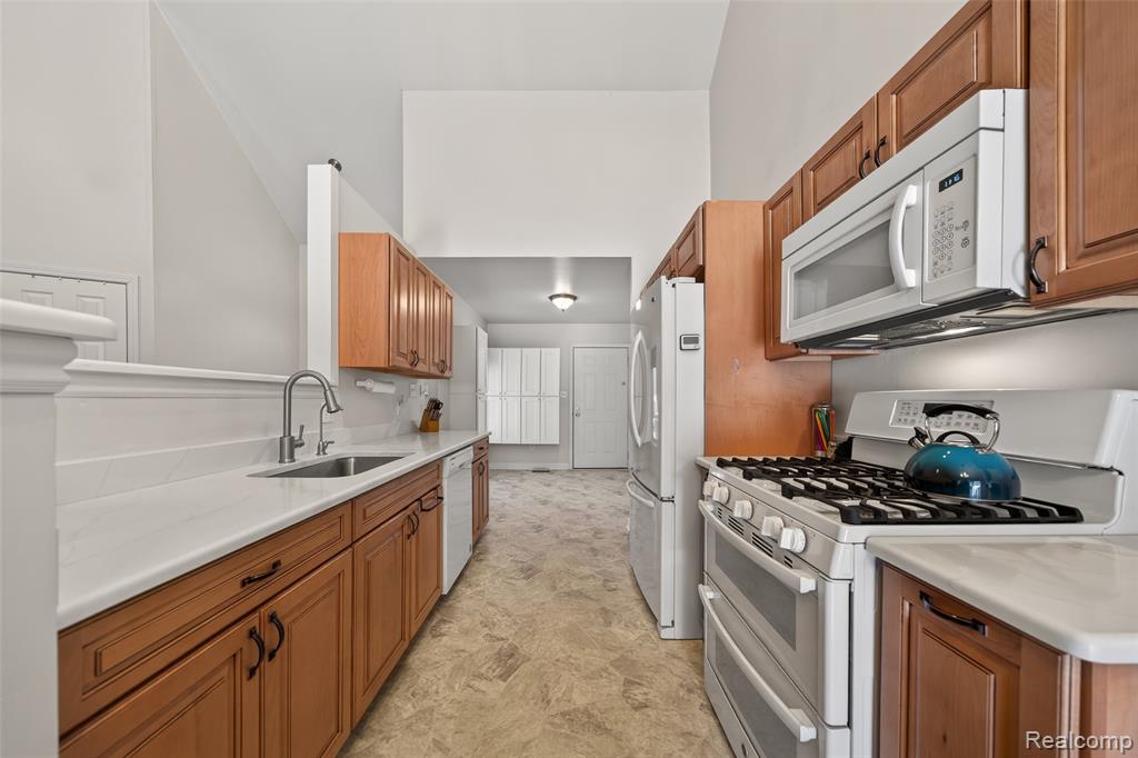 2311 Richwood Road, Auburn Hills, MI 48326 — Photo 7