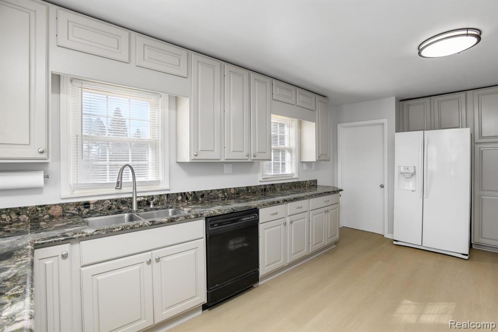 850 W MAPLE Road, Milford, MI 48381 — Photo 10